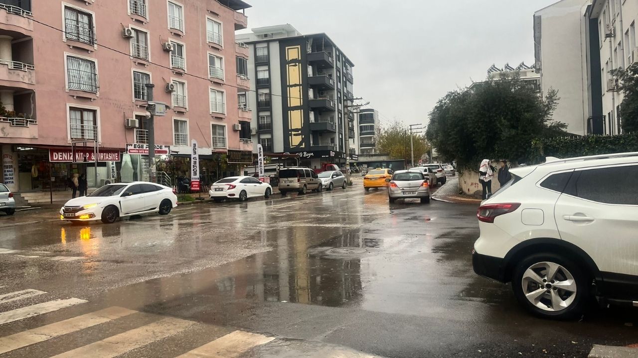 Osmaniye’de Yağmur Trafiği Artırdı, Sokaklar Araçlarla Doldu