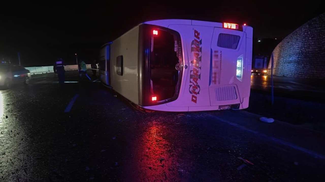 Osmaniye’de Yolcu Otobüsü Devrildi Yaralılar Var! (1)