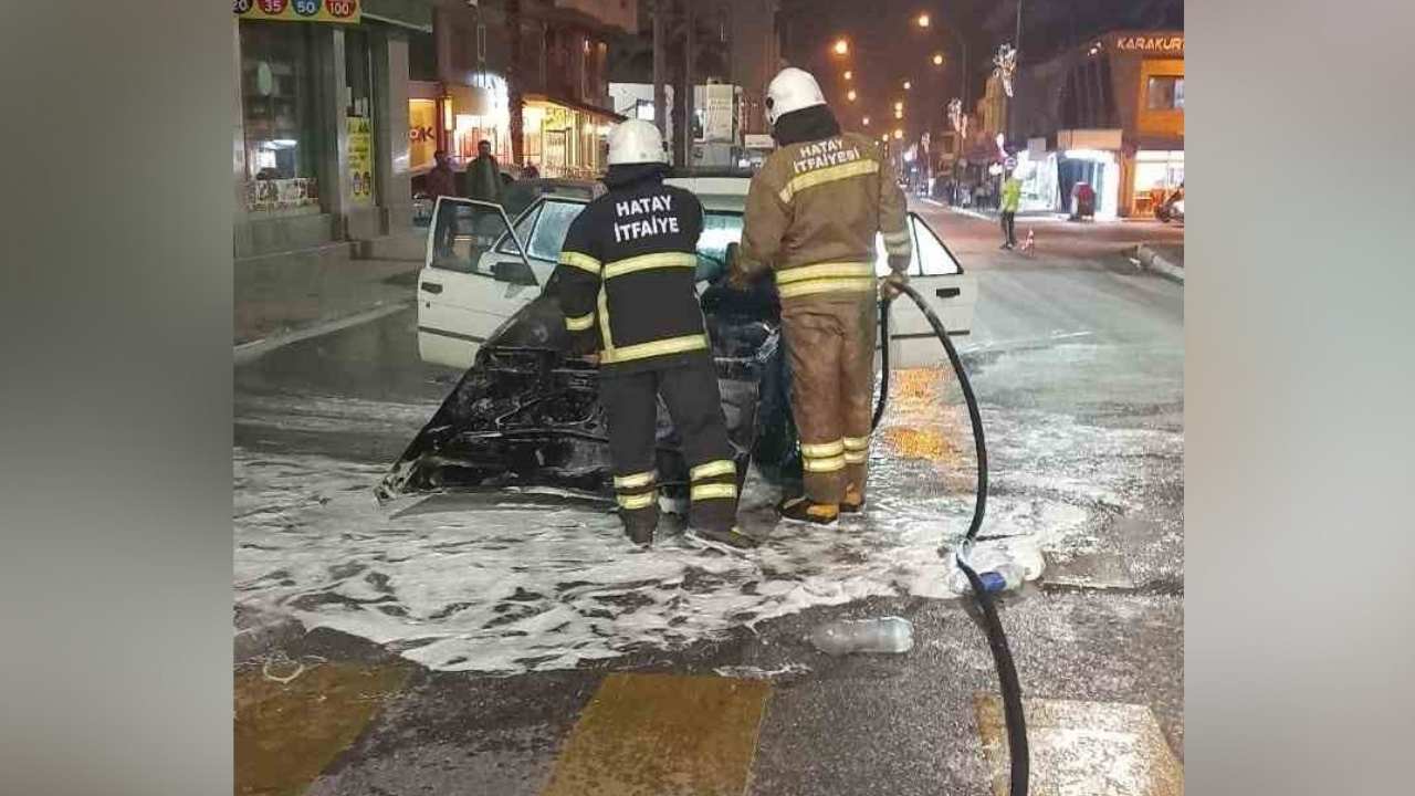 Otomobil Seyir Halindeyken Alev Aldı, Kısa Sürede Kül Oldu (1)