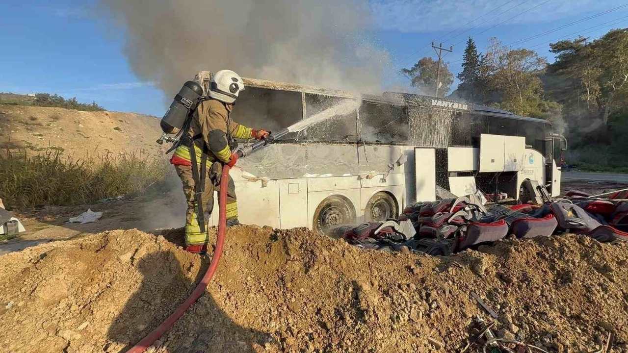 Park Halindeki Yolcu Otobüsü Alev Alev Yandı (1)