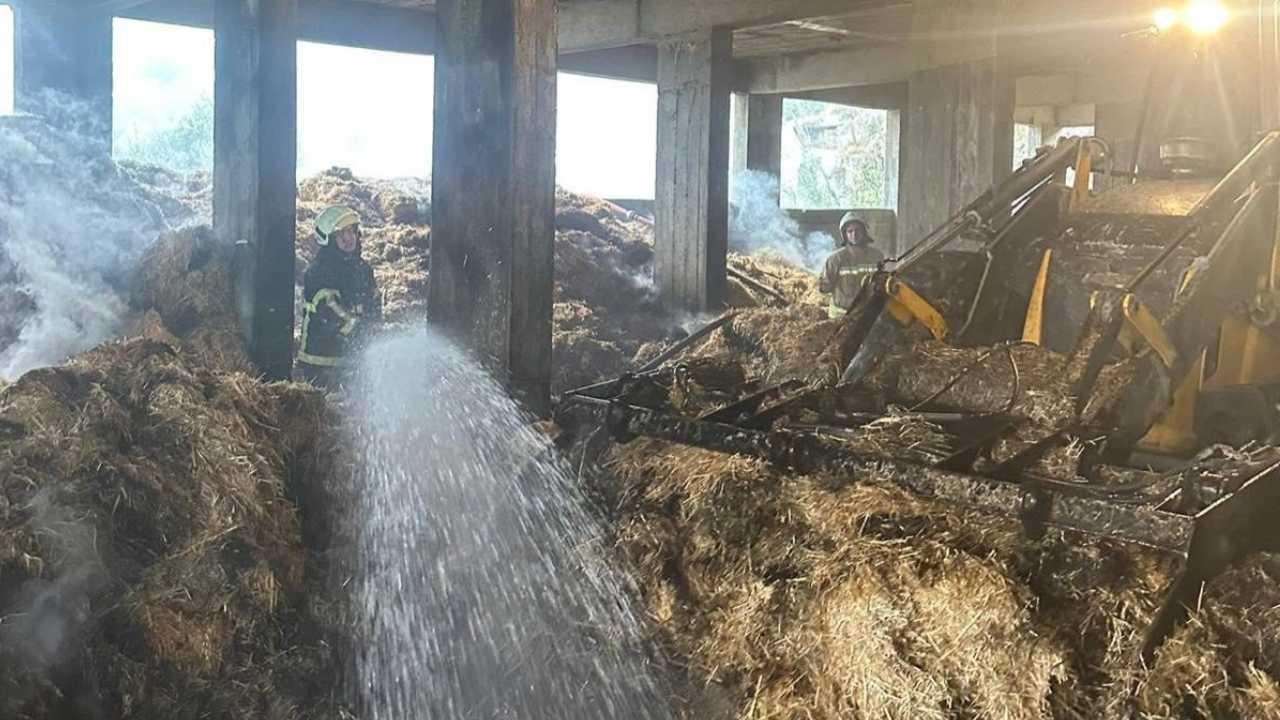 Samandağ’da Alev Alev Yanan Samanlık 10 Saatte Kontrol Altına Alındı.-1