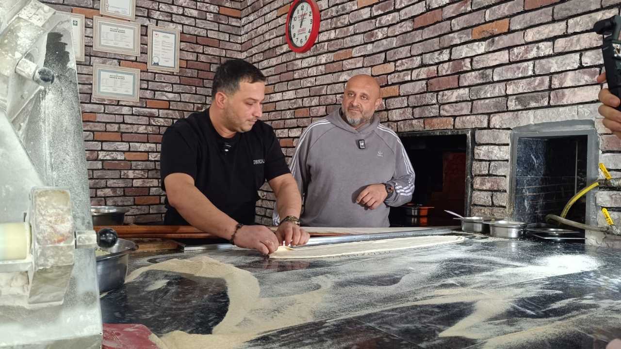 Ünlü Youtuber Ender Şire, Osmaniye’nin Lezzet Duraklarını Keşfetti. Mustafa Düzenli'nin Eşlik Ettiği Çekimler, Kurgusuz Ve Samimi Anlara Sahne Oldu (4)