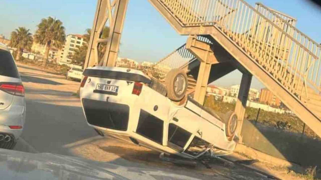 Üst Geçit Merdivenine Çarpan Otomobil Ters Döndü (2)