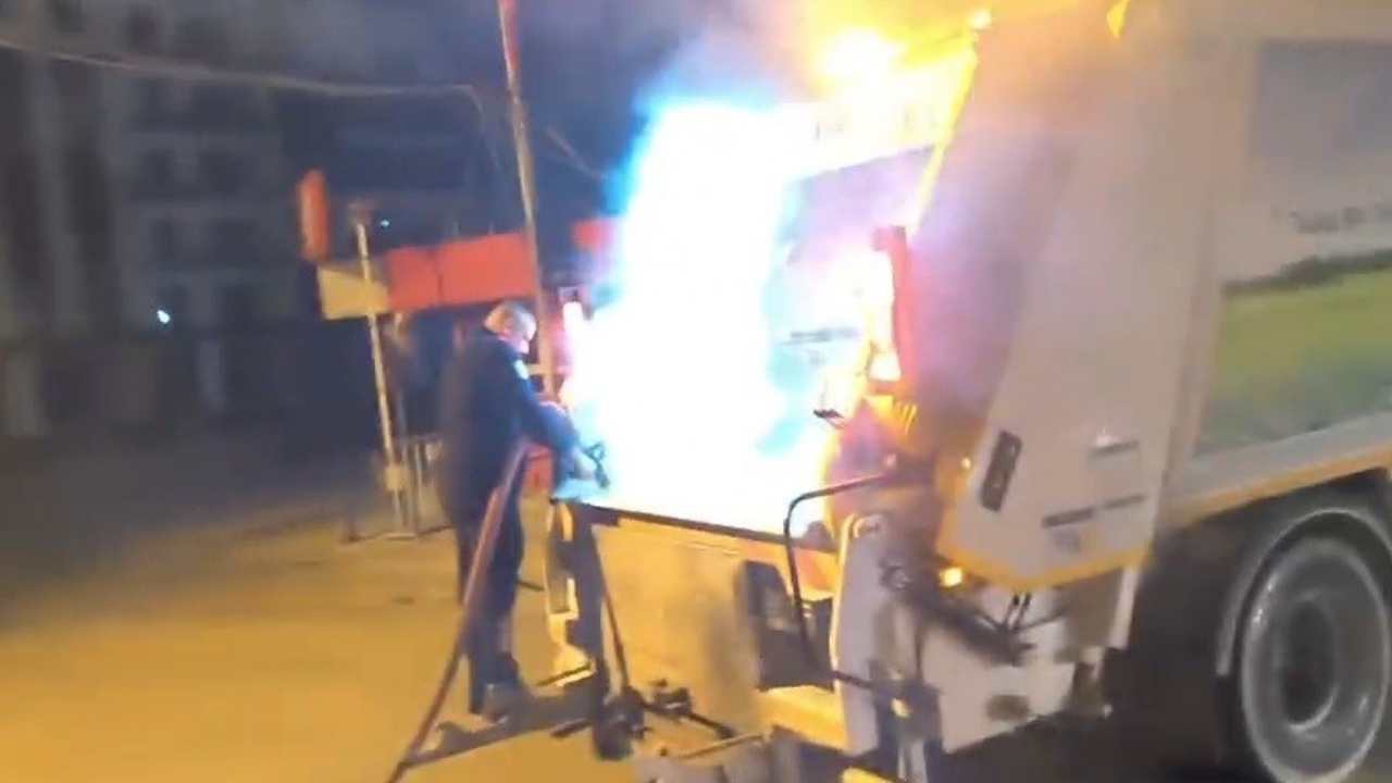 Yanan Çöp Kamyonunu İtfaiyeye Sürerek Kurtardı (2)