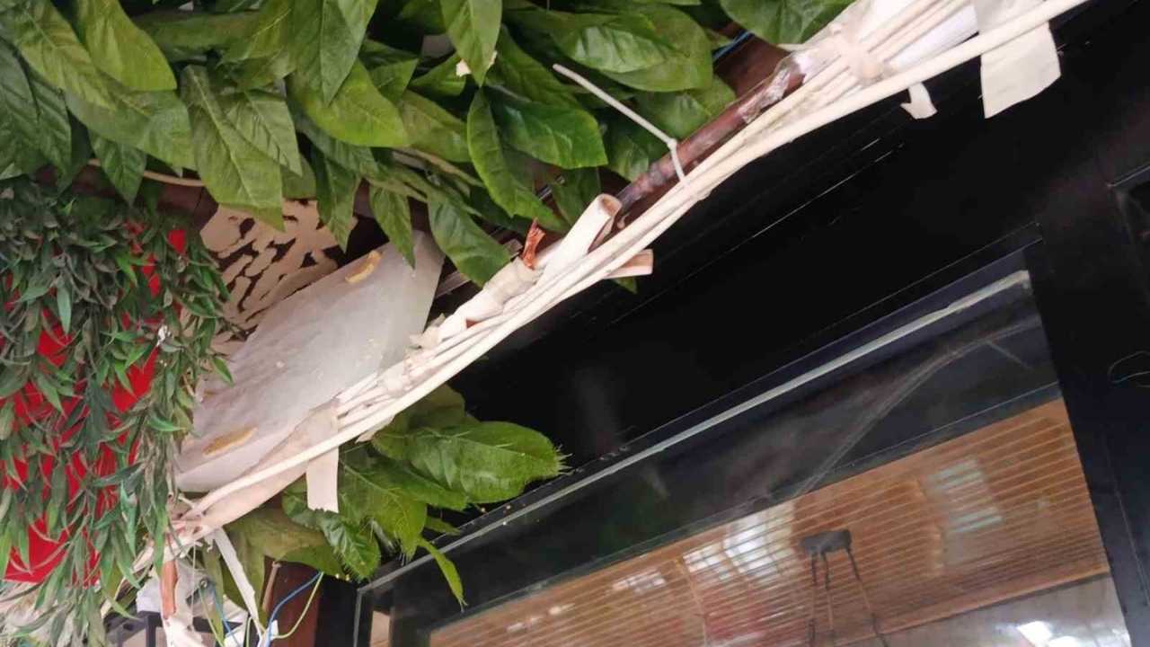 Adana’da Klima Borusu Bomba Gibi Patladı Müşteriler Panikle Sokağa Kaçtı (2)