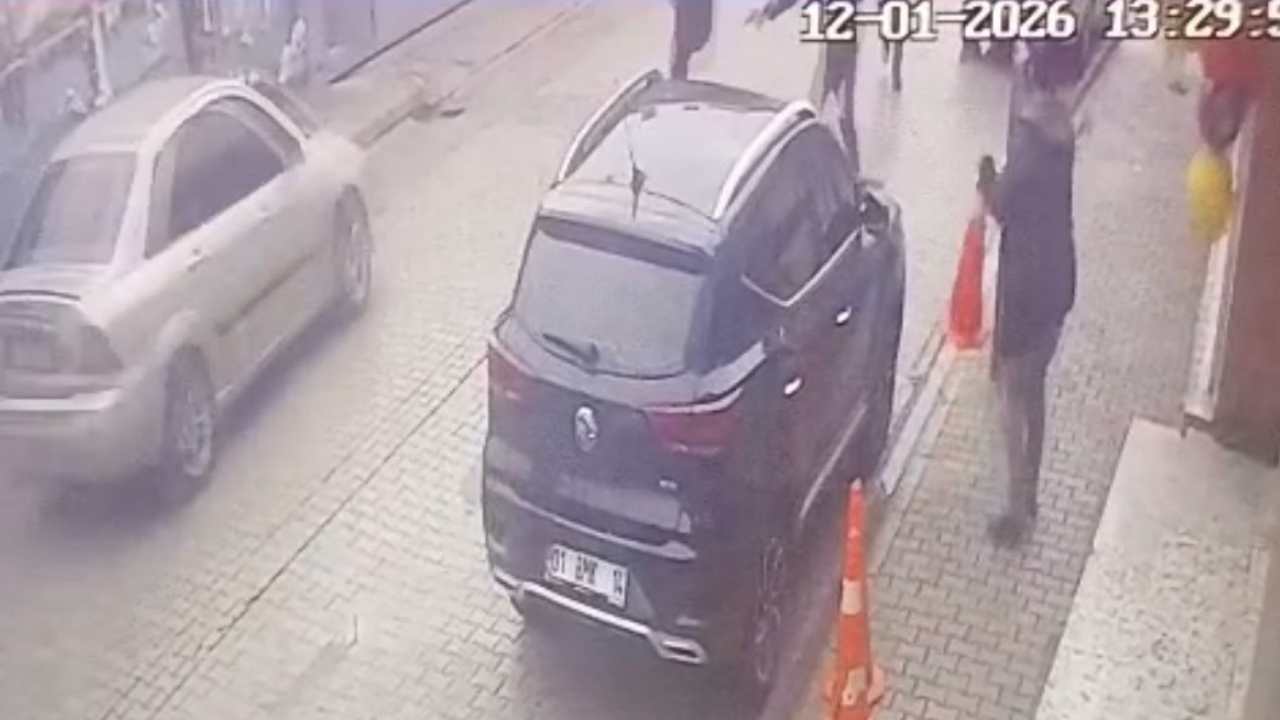 Adana’da Okul Önünde Öğretmene Yumruk Ve Silahlı Saldırı Kamerada (2)