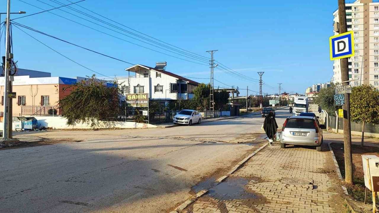 Adana’da Otobüsün Çarptığı Görme Engelli Öğretmen Çift Ağır Yaralandı (2)