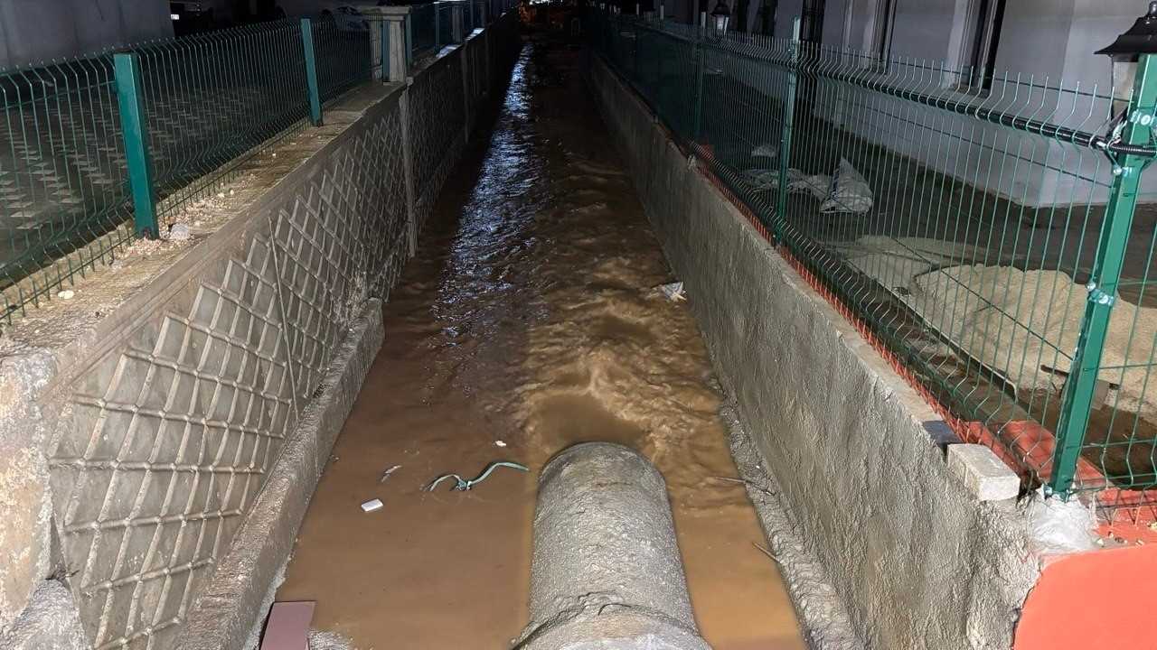 Adana’da Sağanak Yağmur Hayatı Felç Etti Araçlar Suda Mahsur Kaldı (1)