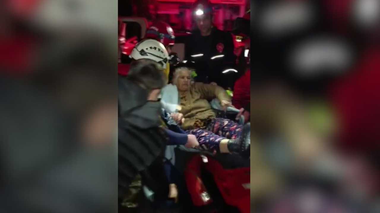 Adana’da Su Basan Evlerde Mahsur Kalanlar Kurtarıldı (2)