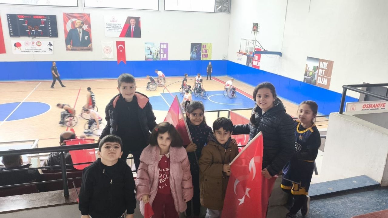 Ak Parti İl Kadın Kolları’ndan 7 Ocak Spor Kulübü’ne Destek (1)