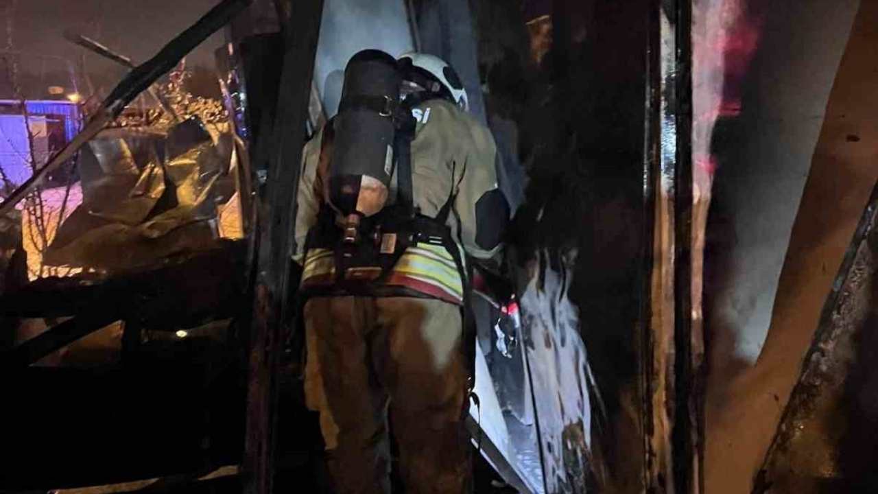 Alevler Kısa Sürede Sardı Konteyner Küle Döndü (2)