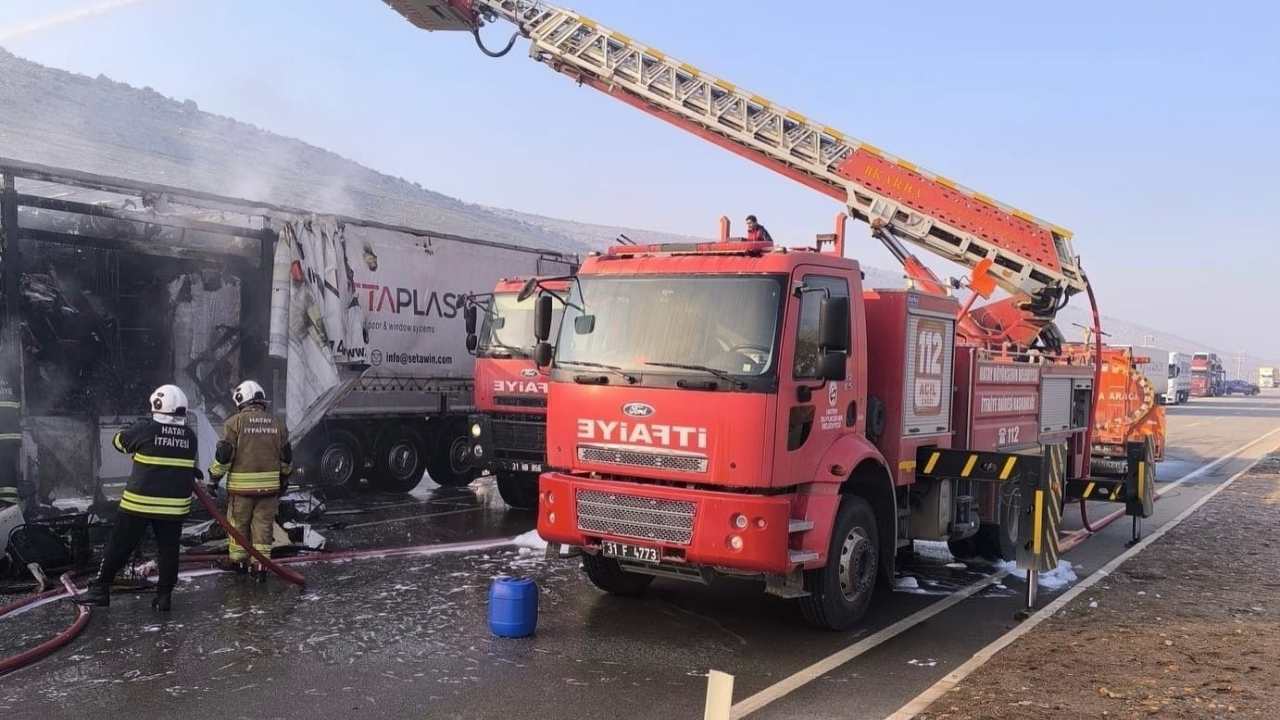 Cilvegözü Sınır Kapısı’nda Tır Yangını Paniğe Neden Oldu (2)