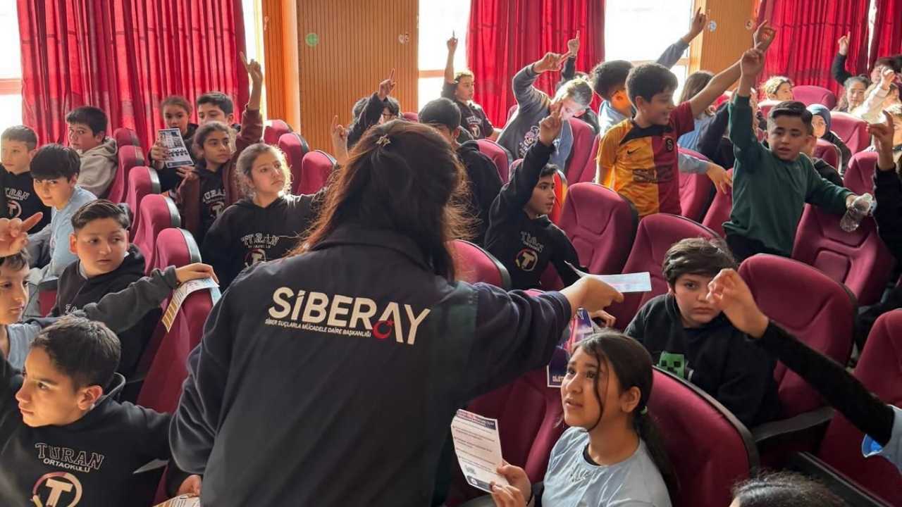 Dijital Dünyanın Risklerine Karşı Osmaniye Polisi Sahada! (3)