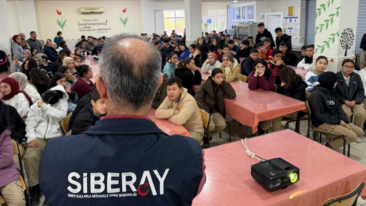 Dijital Dünyanın Risklerine Karşı Osmaniye Polisi Sahada! (4)