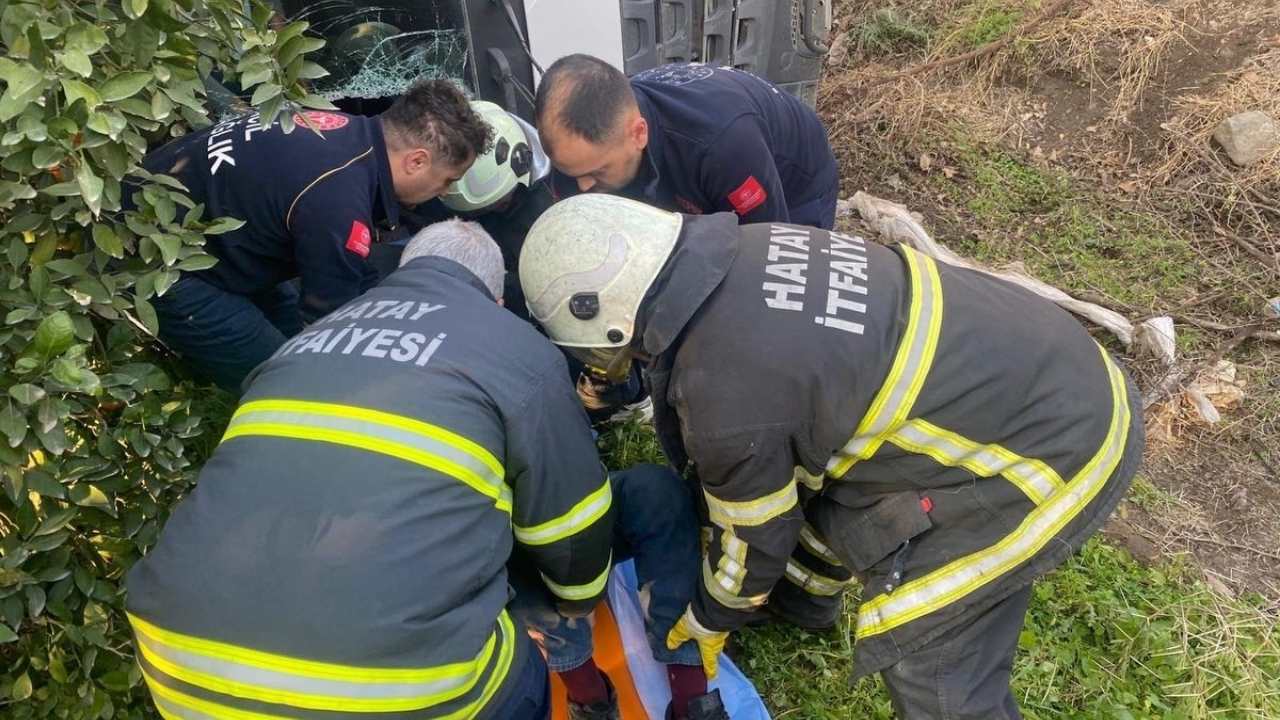 Direksiyon Hakimiyetini Kaybetti, Kamyon Bahçeye Devrildi (2)