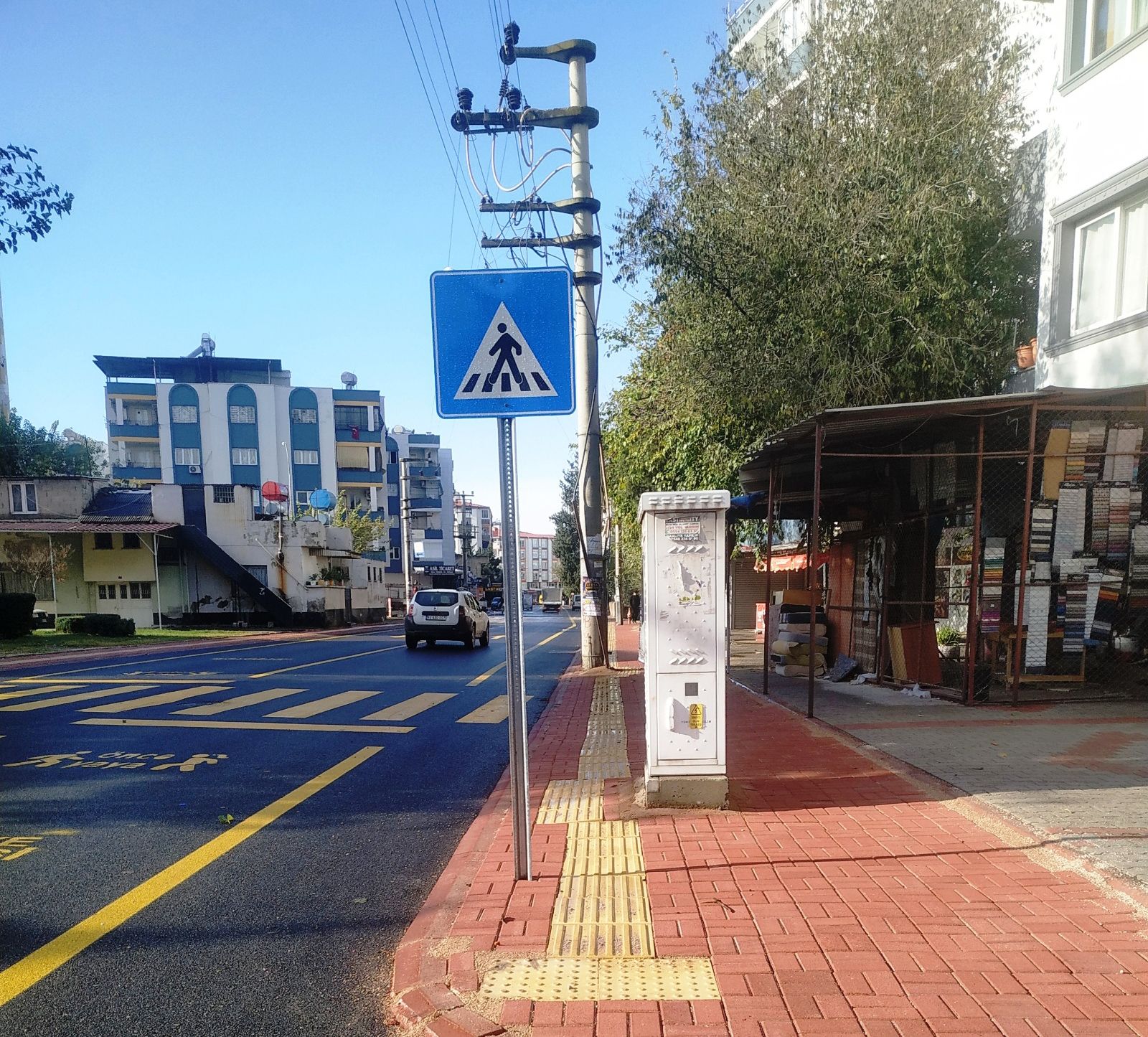 Engelliler İçin Yapılan Yürüyüş Yolu, Engellerle Dolu!