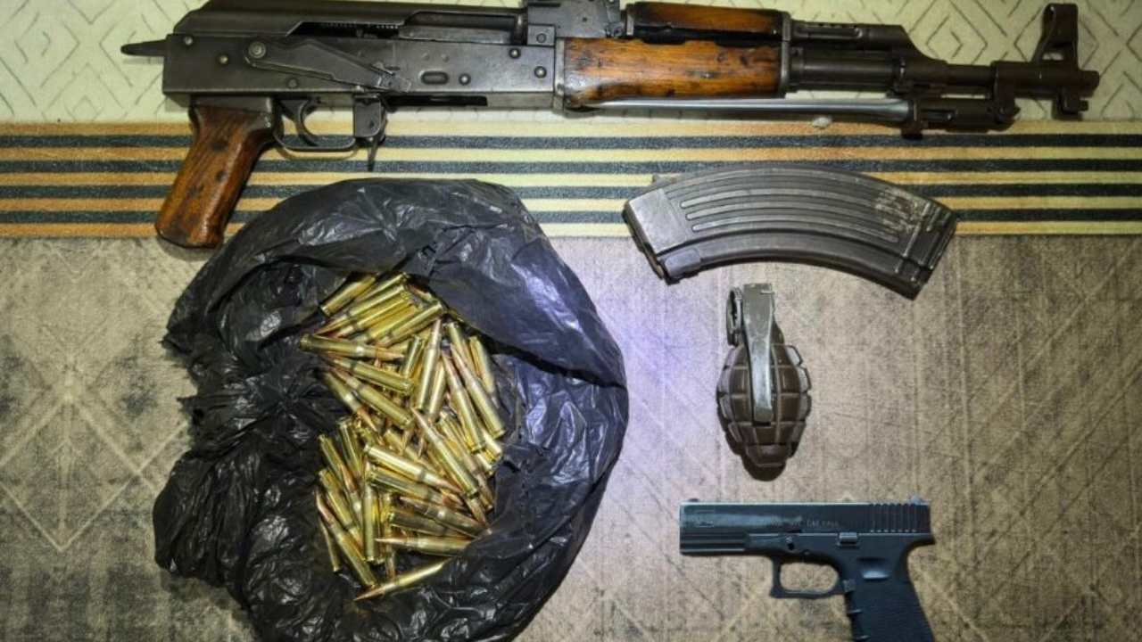 Evde Cephanelik Gibi Silahlar Bulundu (2)