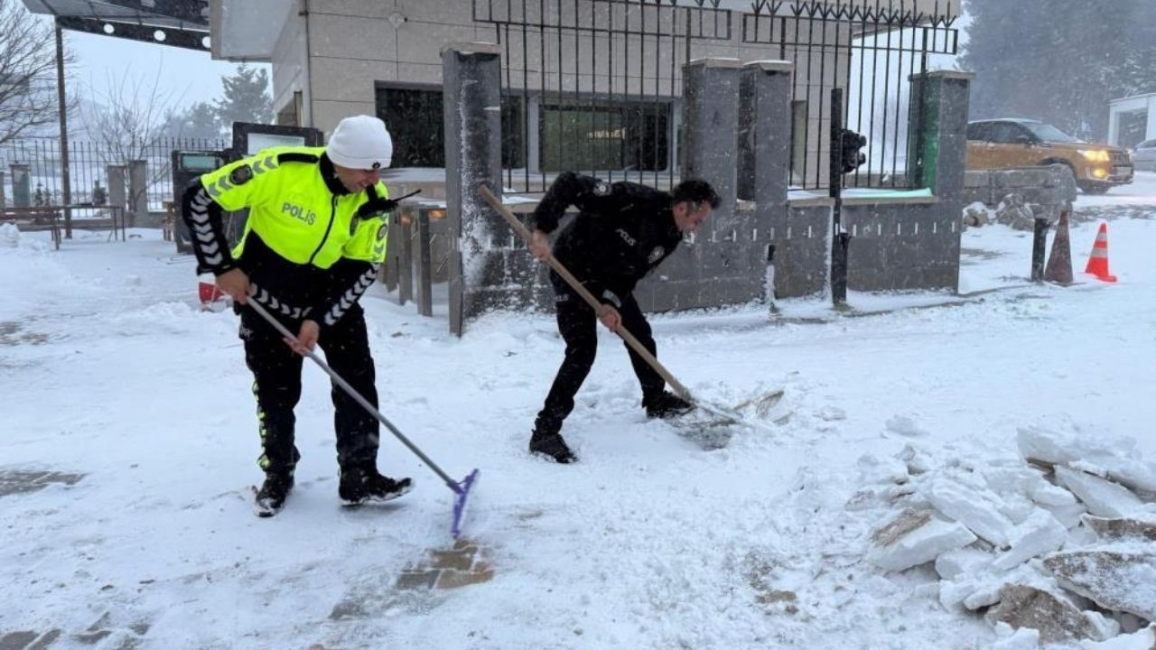 Hasanbeyli’de Kar Sürprizi Emniyet Personelinden Örnek Davranış