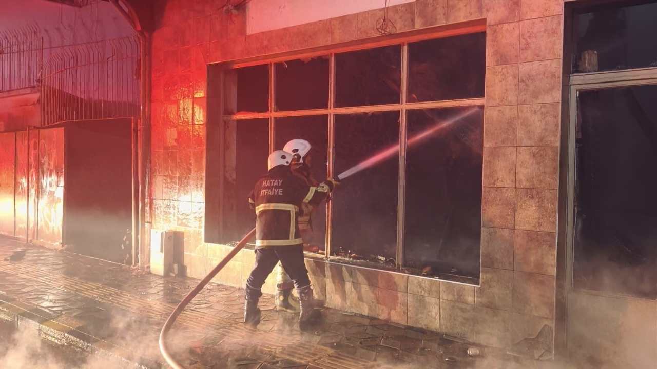 Hatay’da Akaryakıt Istasyonu Yanındaki Binada Korkutan Yangın (2)