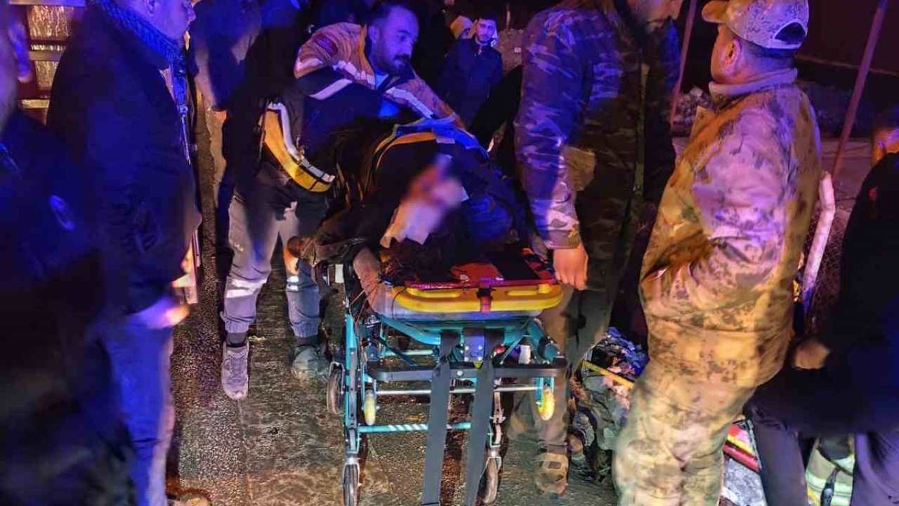 Hatay’da Iki Otomobil Çarpıştı 2 Ölü, 3 Yaralı (1)