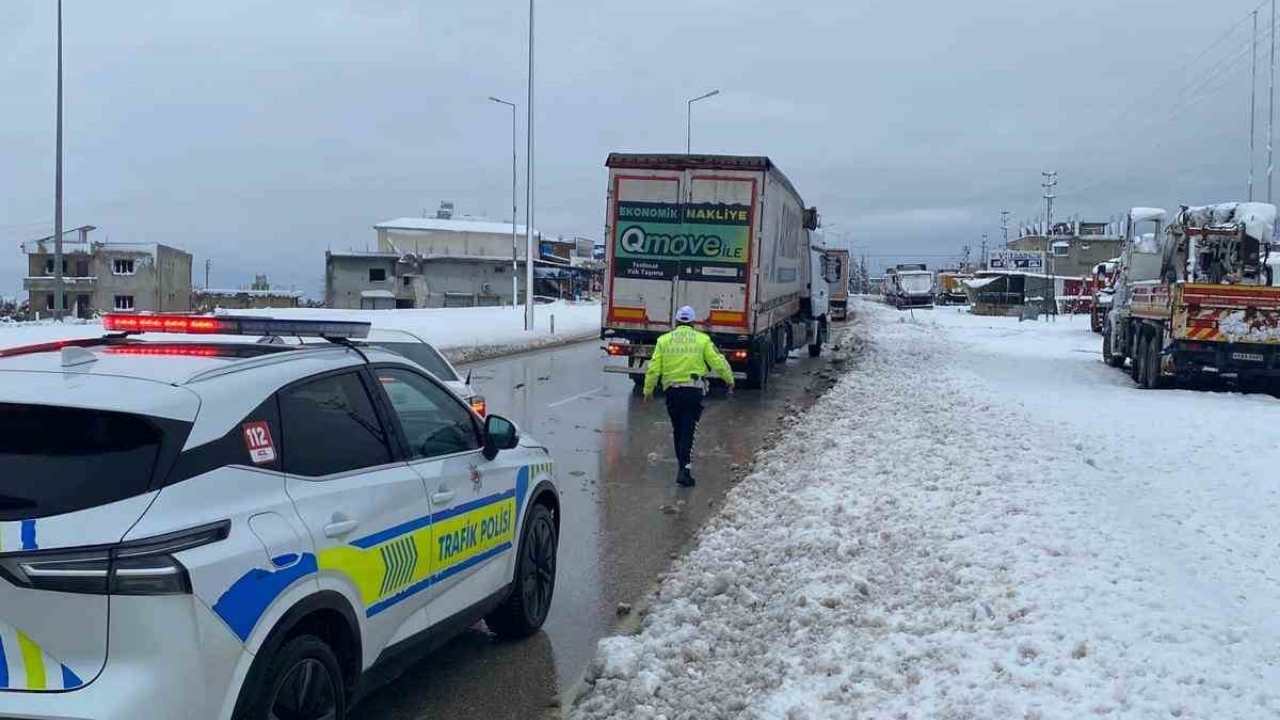 Hatay’da Kar Sürprizi Sürücüler Yolda Zor Anlar Yaşadı (1)