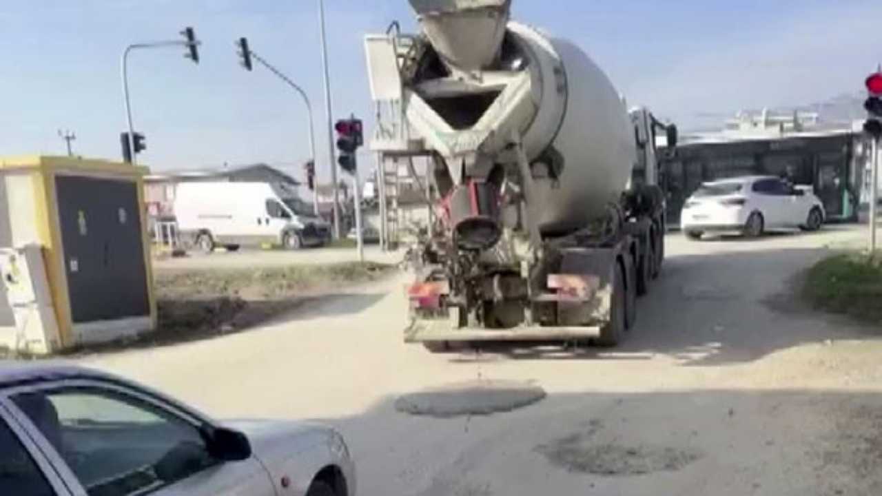 Hatay’da Kırmızı Işıkta Yola Beton Döken Mikser Sürücüsüne Ceza (1)