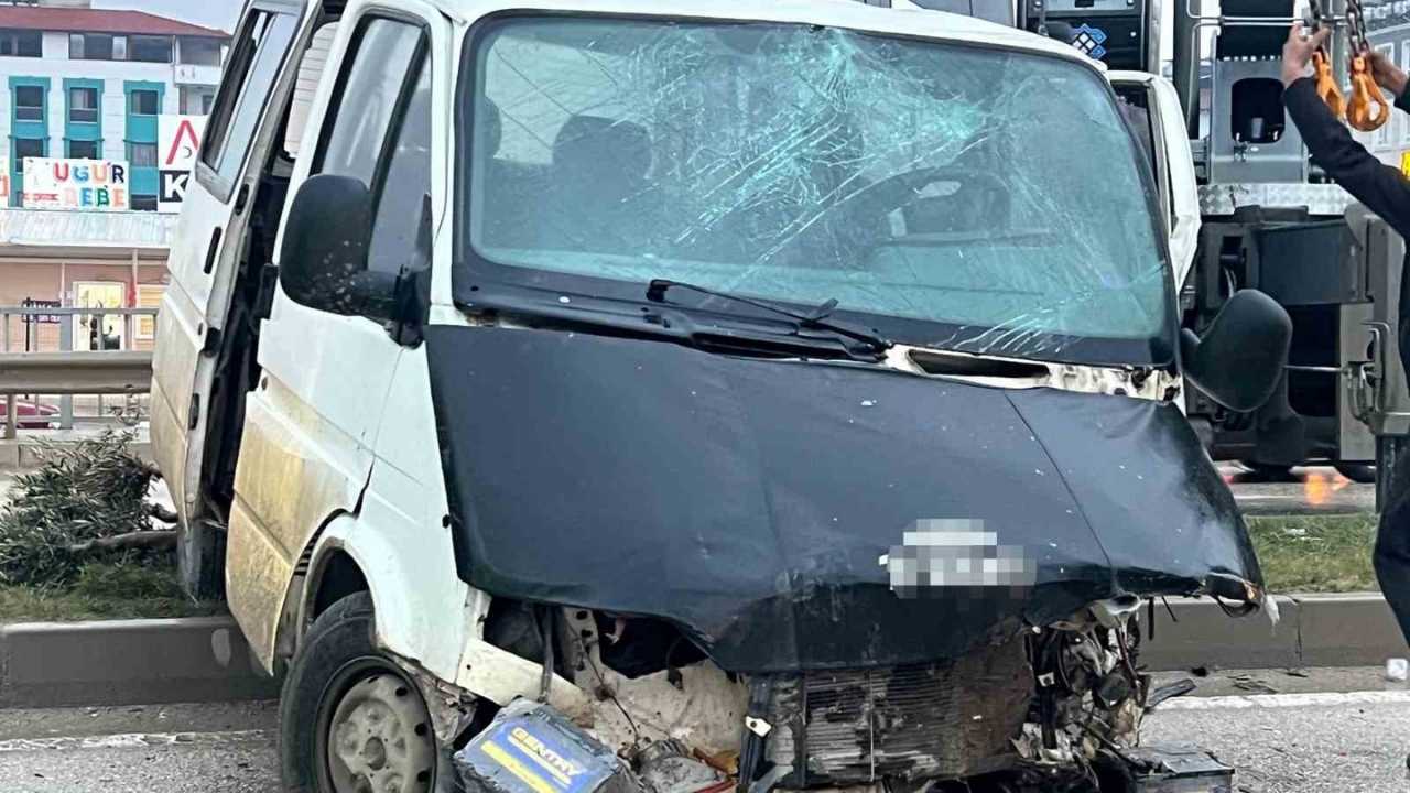 Hatay’da Minibüsle Çarpışan Otomobil Hurdaya Döndü (1)