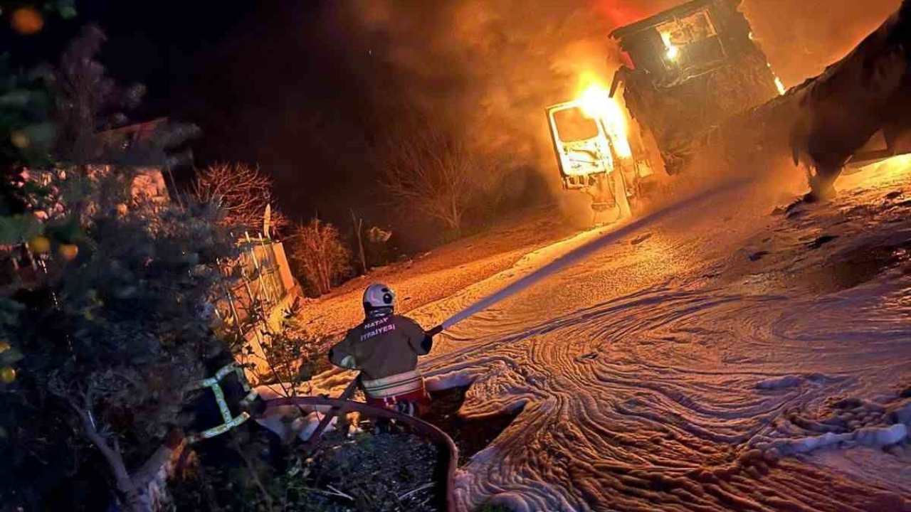 Hatay’da Seyir Halindeki Tır Alev Aldı Kullanılamaz Hale Geldi (2)