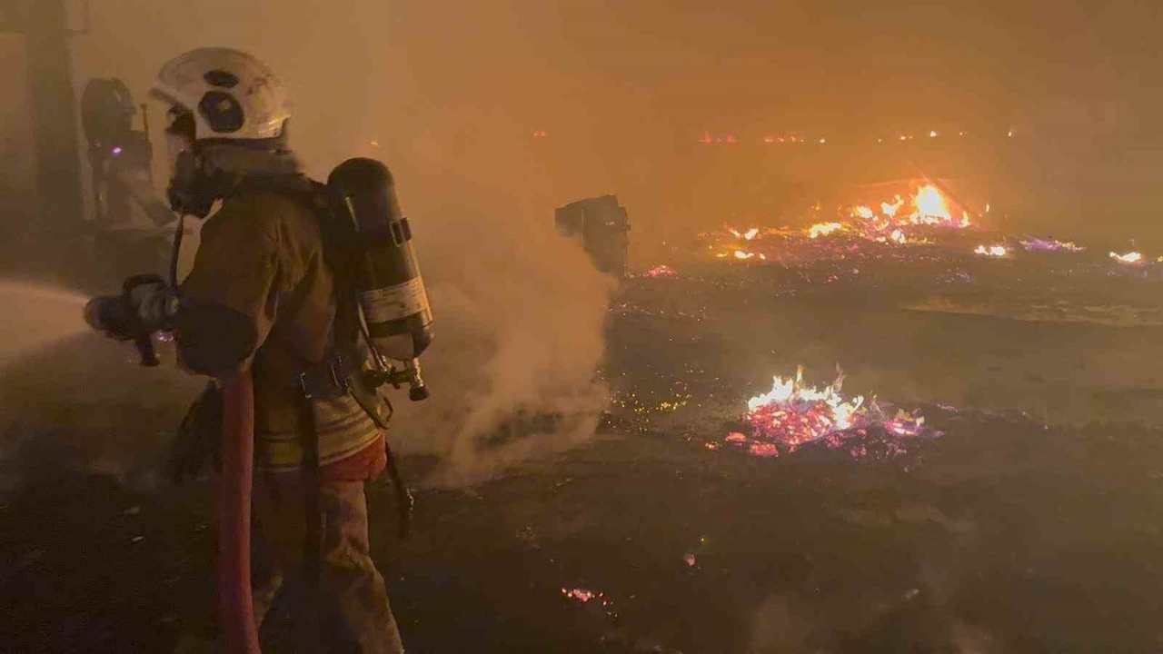 Hatay’da Sünger Deposunda Yangın Alevler Korkuttu
