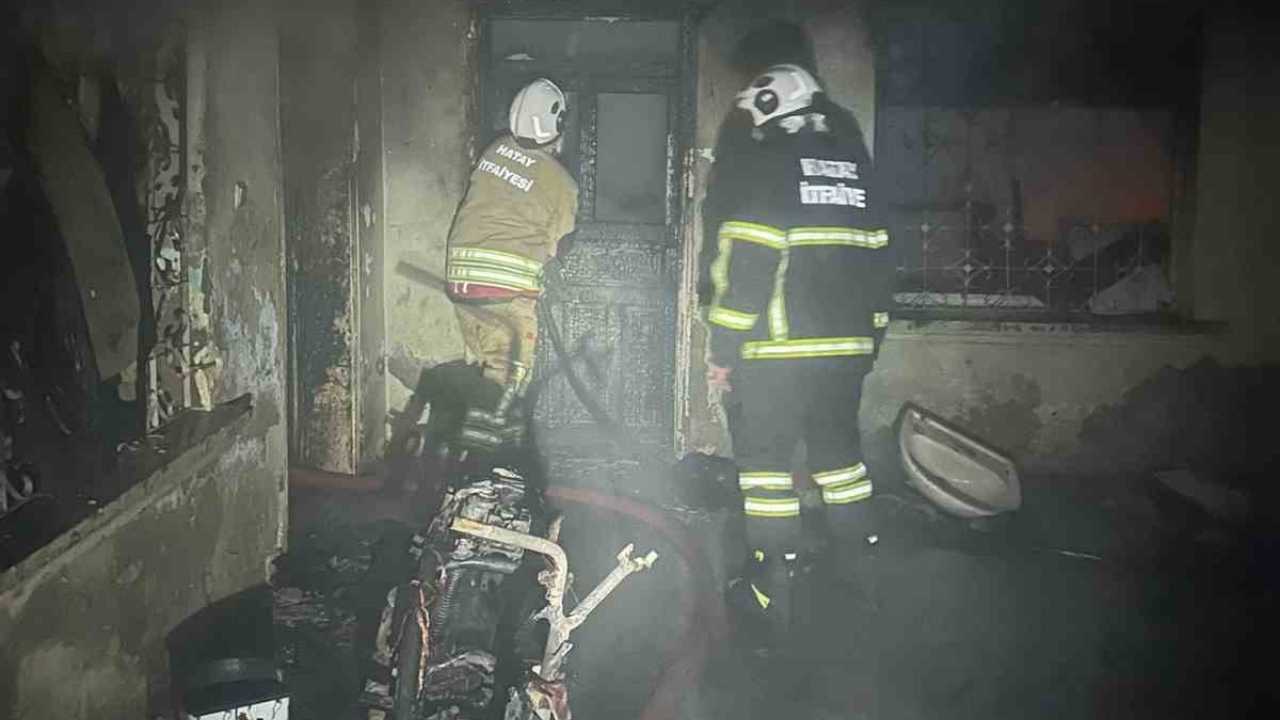 Hatay’da Yanan Evde Mahsur Kalan Kediyi Itfaiye Kurtardı (1)