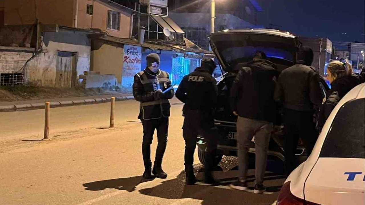 İskenderun’da Polis Soğuk Gecelerde De Görev Başında (2)