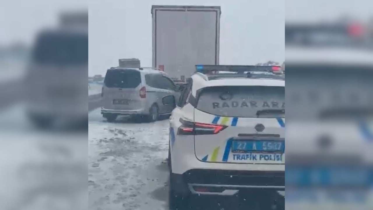 Kaygan Zemin Zincirleme Kazaya Neden Oldu (1)