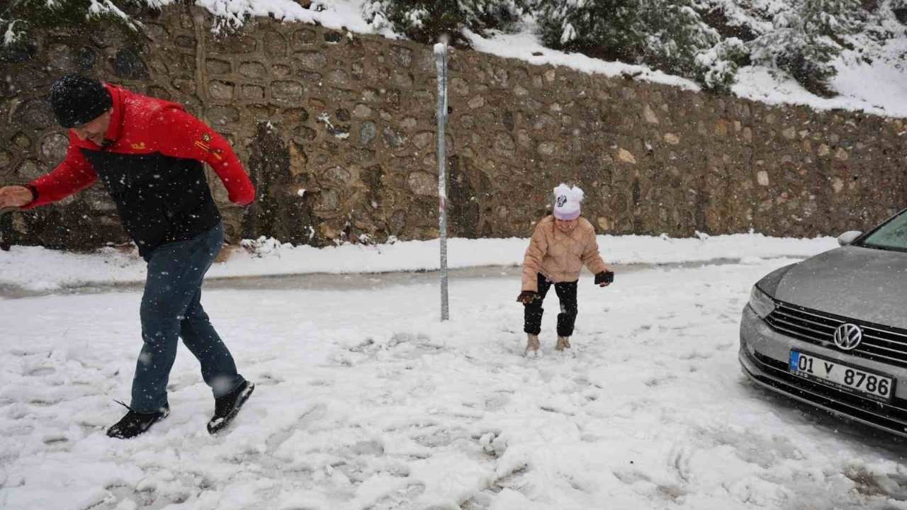 Kozan’da Kar Sürprizi Aileler Çocuklarıyla Beyaza Koştu (2)