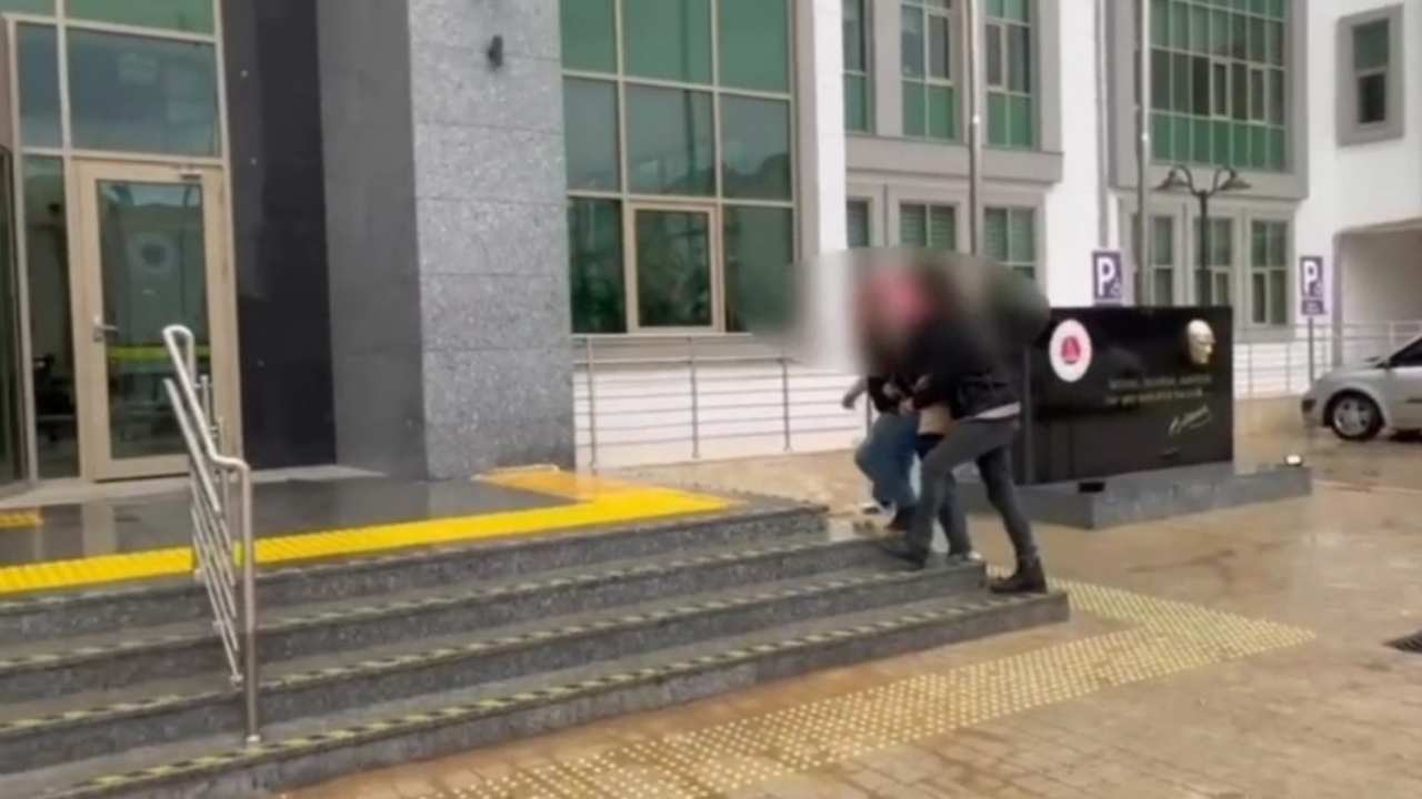 Kozan’da Yasaklı Madde Satarken Yakalanan Şüpheli Tutuklandı (1)