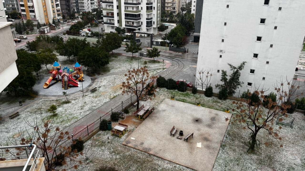 Mersin’de Görülmemiş Olay Önce Dolu Sonra Kar! Her Yer Bembeyaz Oldu! (3)