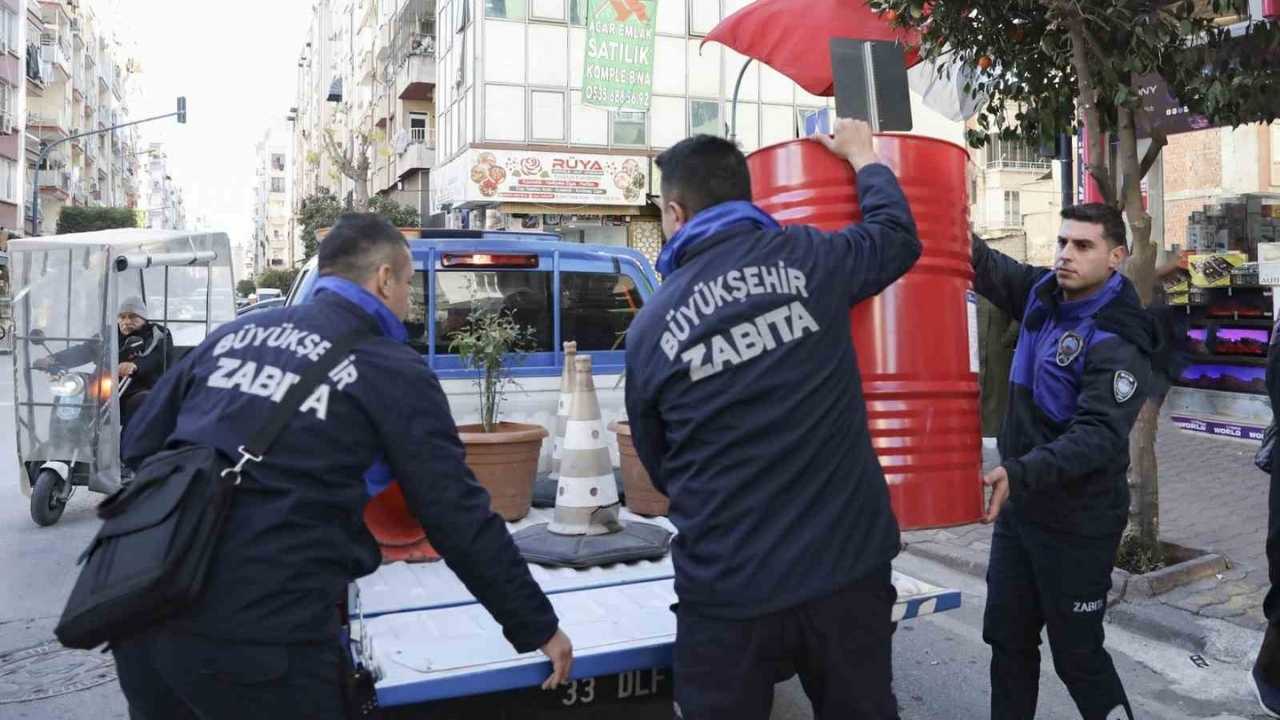 Mersin’de Kaldırımlar Yayalara Kaldı (2)