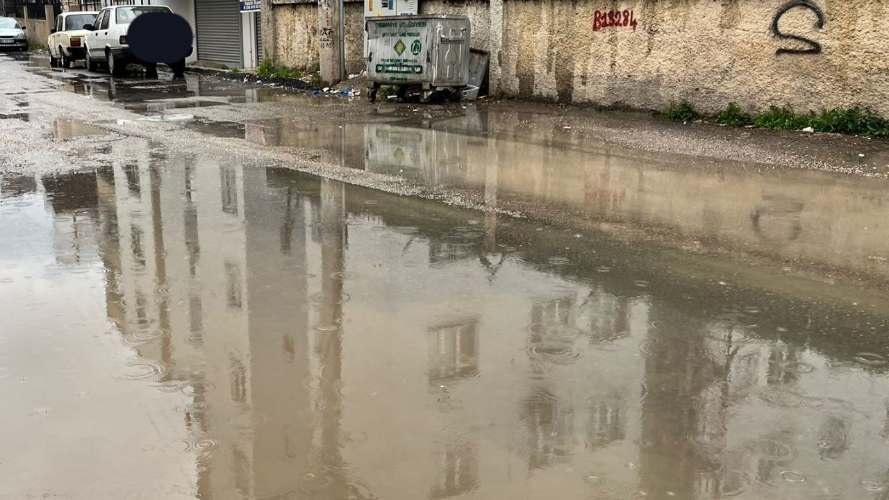Osmaniye’de Bir Sokak Yağmurla Göle Döndü Vatandaş Ayakkabıyla Yürüyemedi (1)
