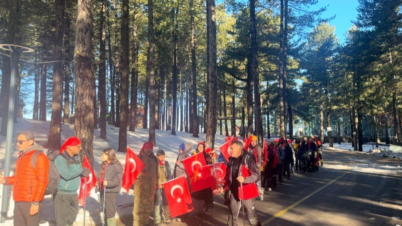 Osmaniye’de Dağcılar Keldaz Zirvesi’nde Bayrağa Saygı Için Yürüdü (1)