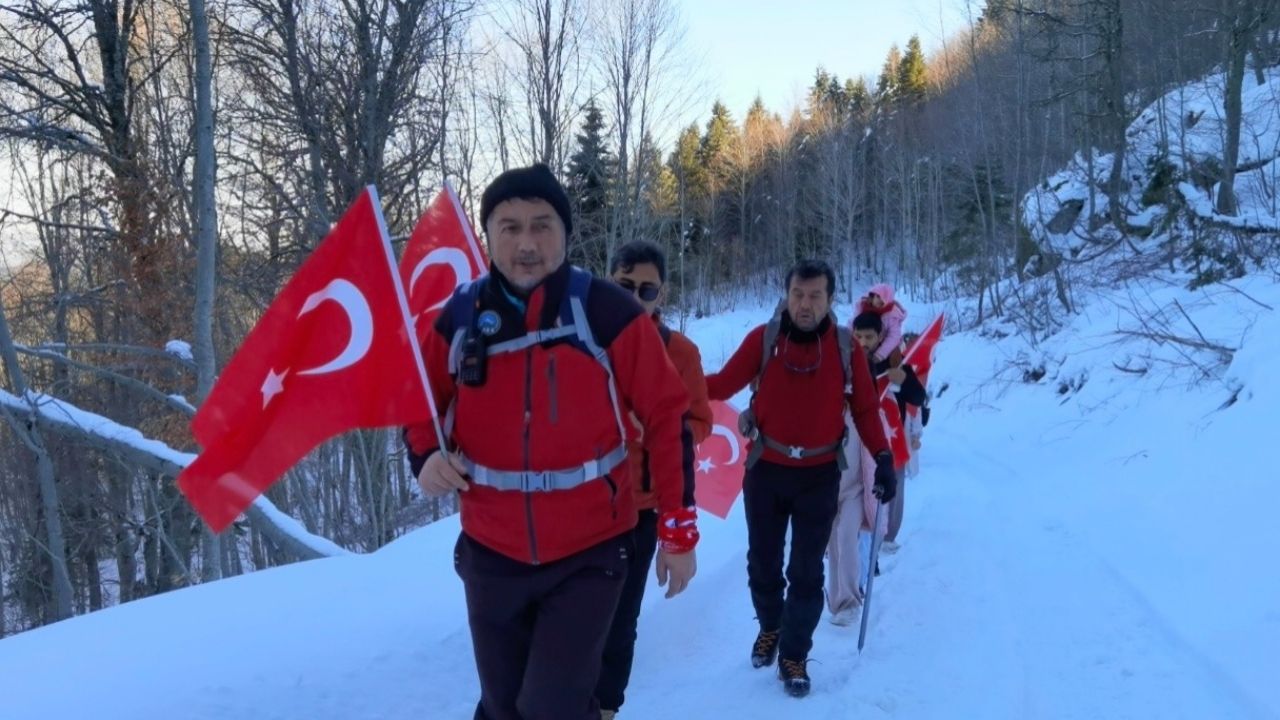 Osmaniye’de Dağcılar Keldaz Zirvesi’nde Bayrağa Saygı Için Yürüdü (2)