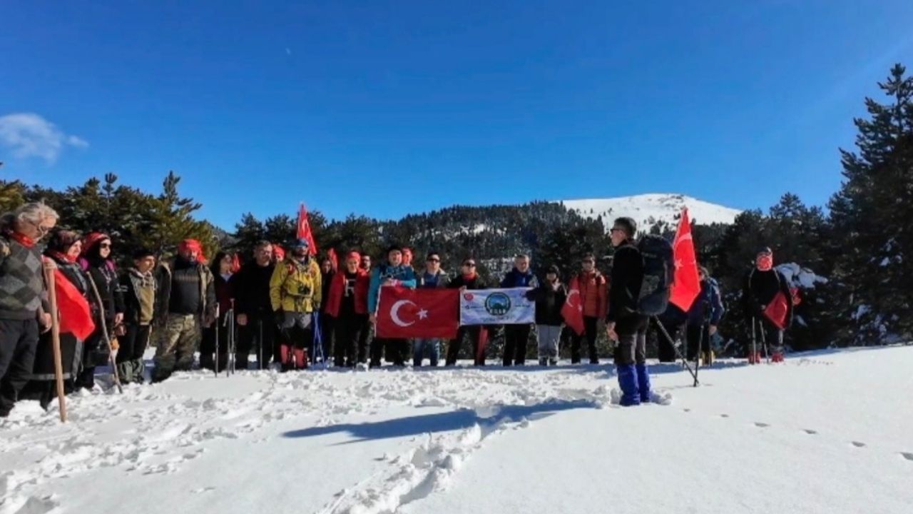 Osmaniye’de Dağcılar Keldaz Zirvesi’nde Bayrağa Saygı Için Yürüdü (3)