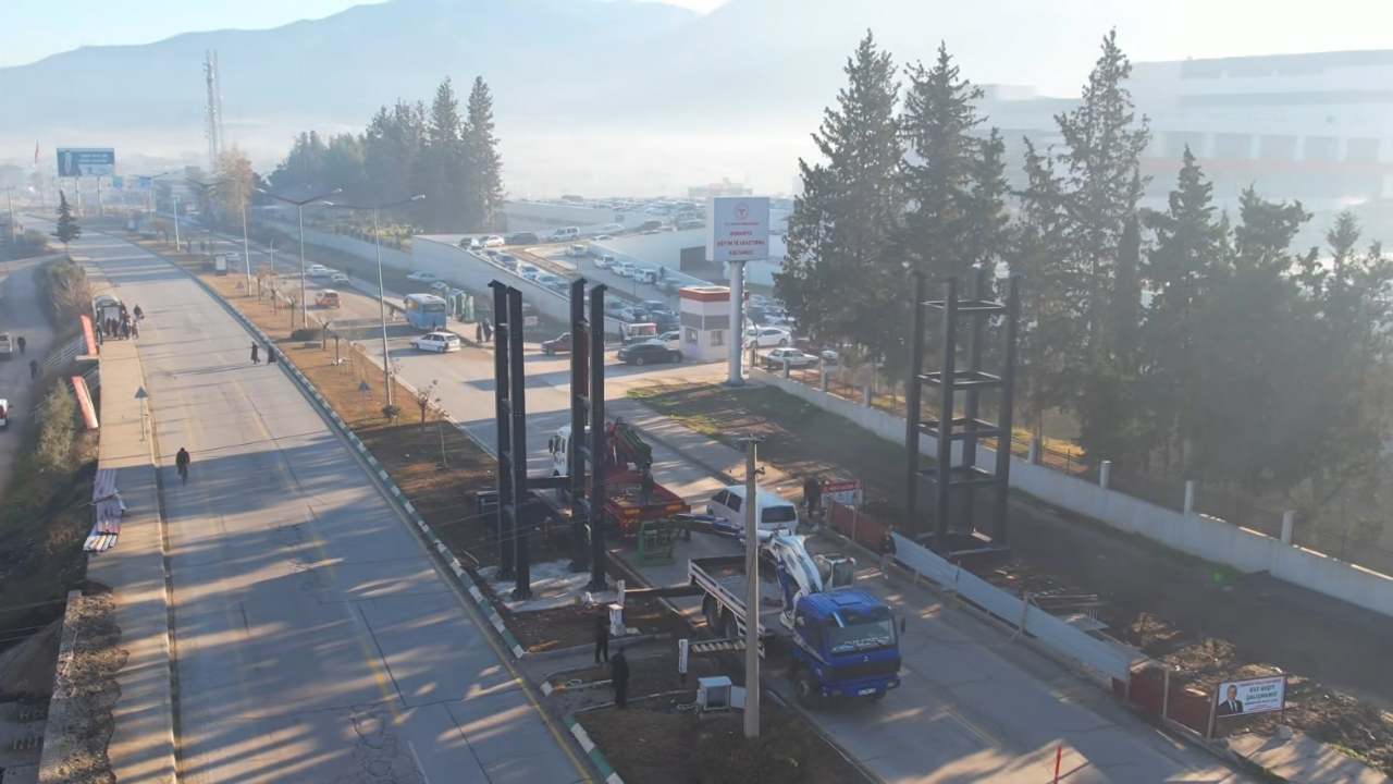 Osmaniye’de Dev Yatırım! Hastane Önündeki Üst Geçitte Montaj Başladı (1)