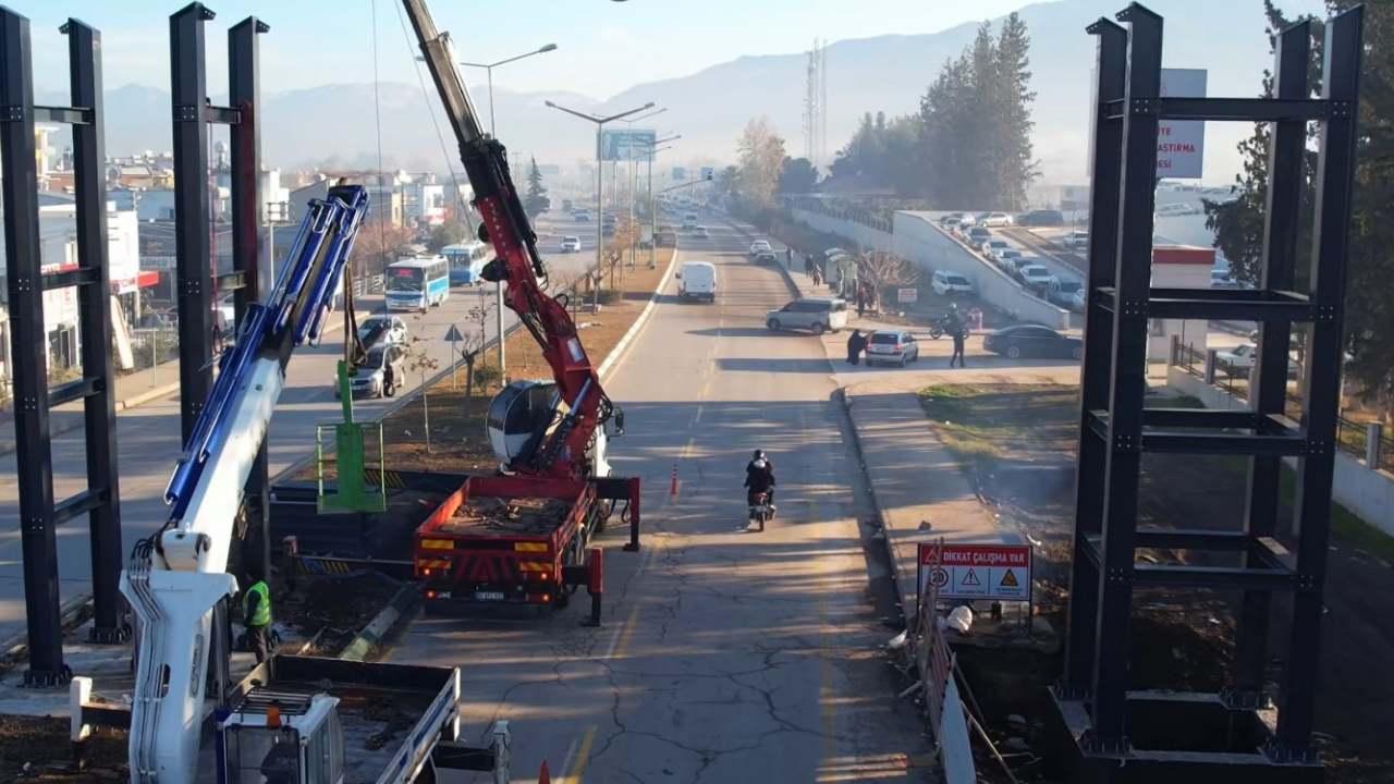 Osmaniye’de Dev Yatırım! Hastane Önündeki Üst Geçitte Montaj Başladı (2)