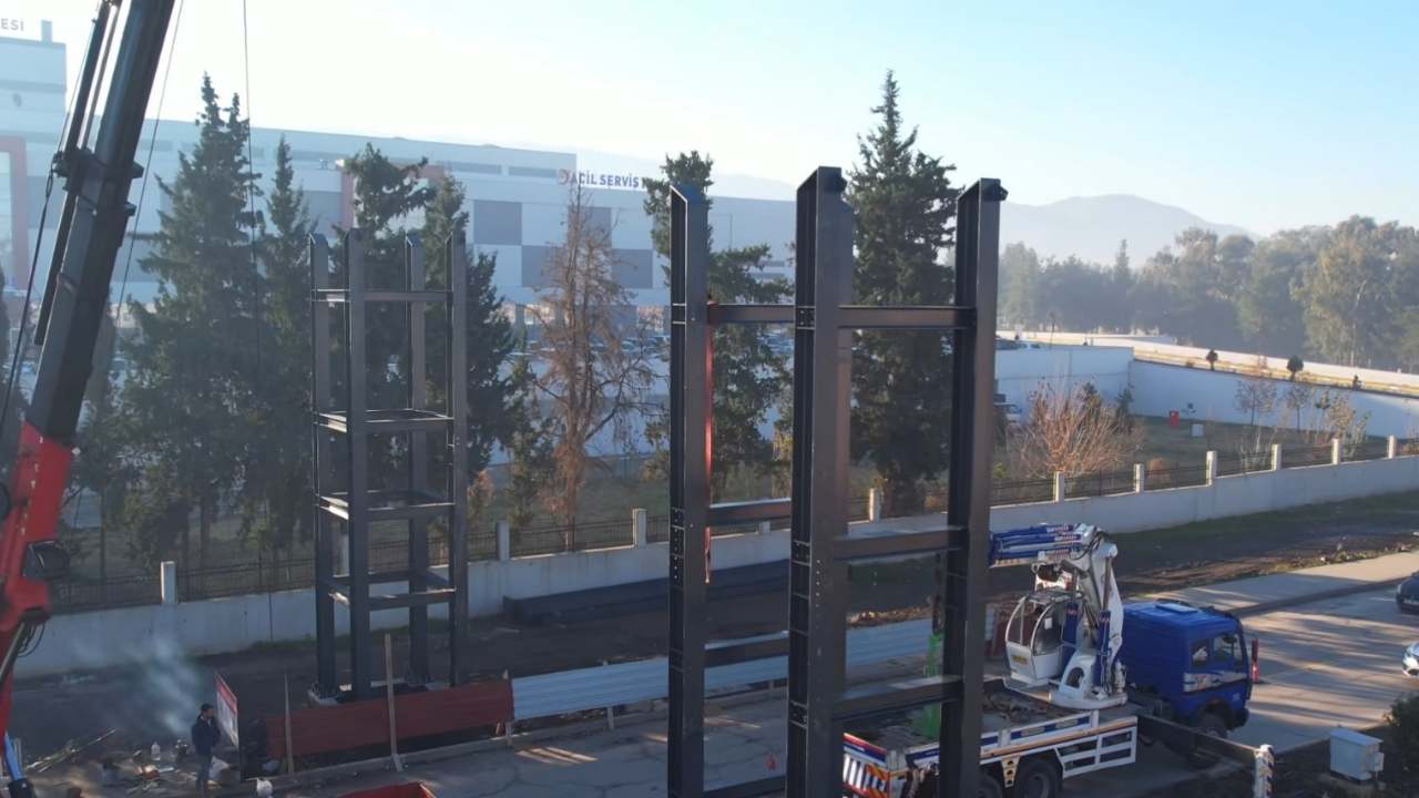 Osmaniye’de Dev Yatırım! Hastane Önündeki Üst Geçitte Montaj Başladı (3)