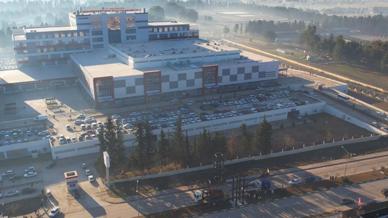 Osmaniye’de Dev Yatırım! Hastane Önündeki Üst Geçitte Montaj Başladı (4)