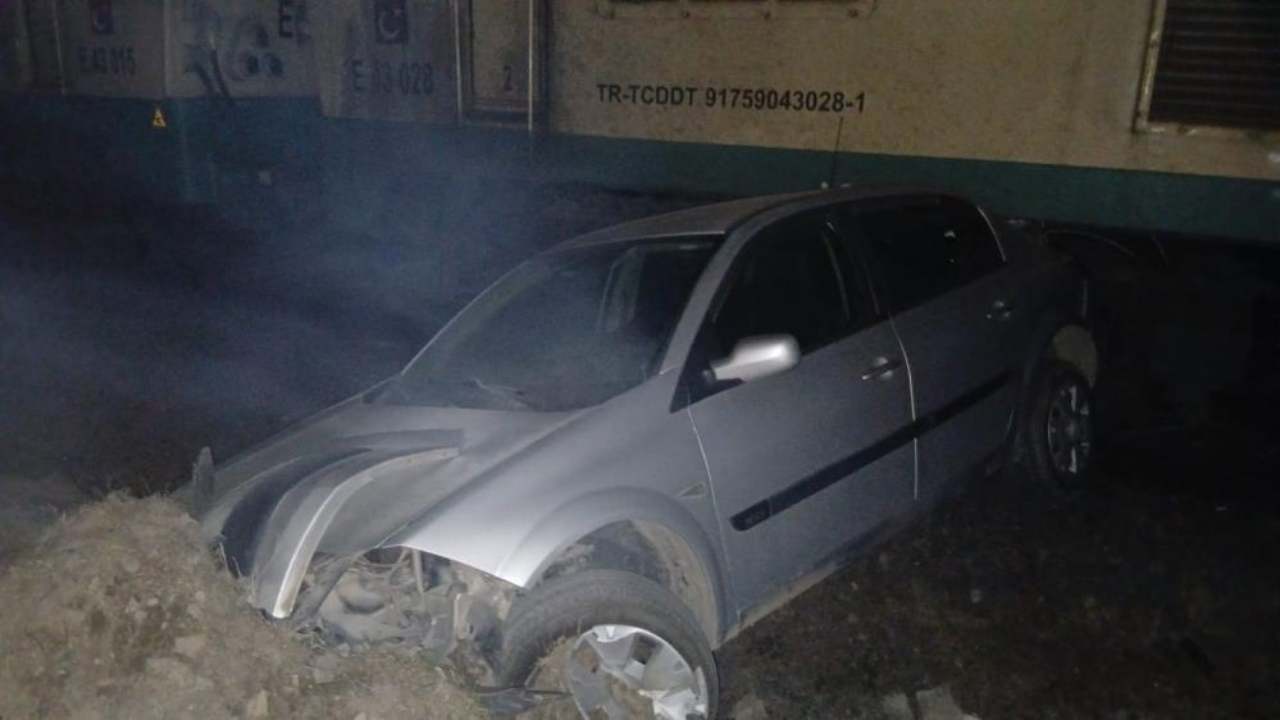 Osmaniye'de Korkutan Çarpışma! Tren Ve Otomobil Birbirine Girdi (1)