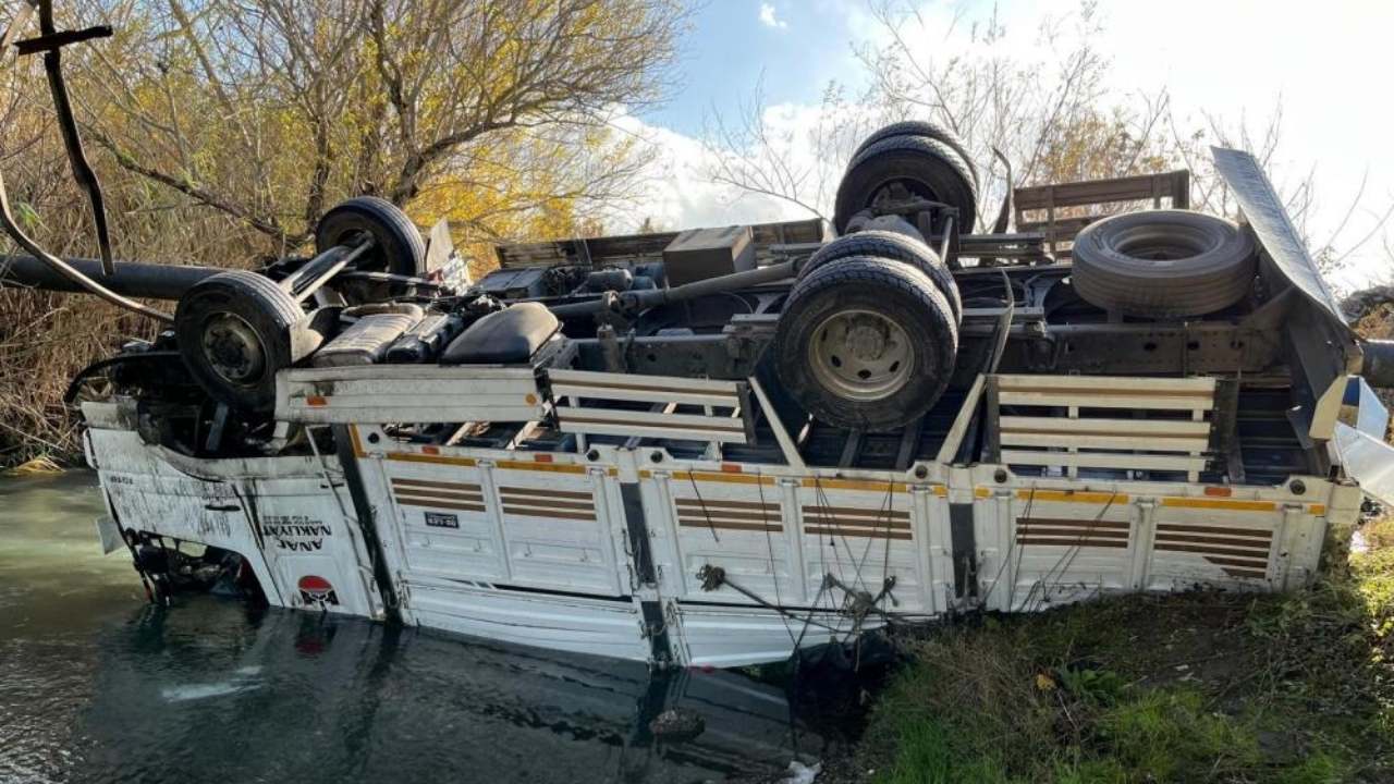 Osmaniye’de Turp Yüklü Kamyon Dereye Uçtu Sürücü Yaralandı