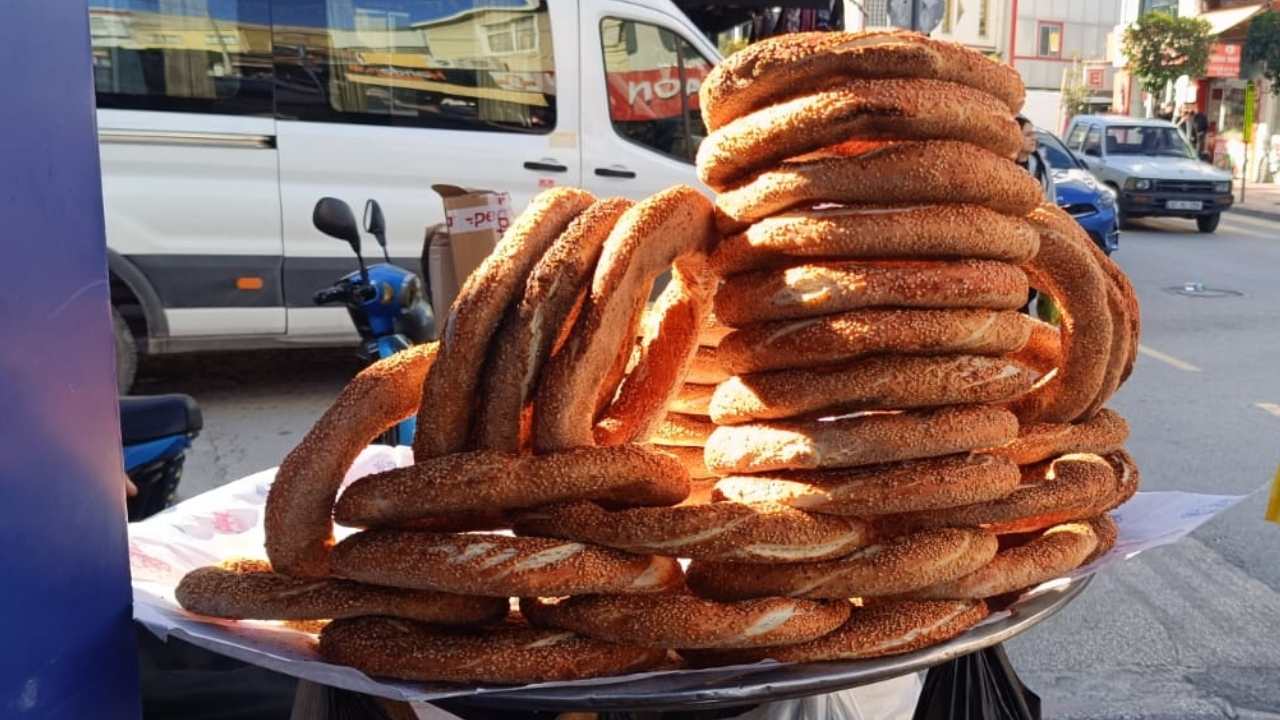 Osmaniye’nin Cüneyt Arkını 25 Yıldır Aynı Köşede Simit Satıyor (2)