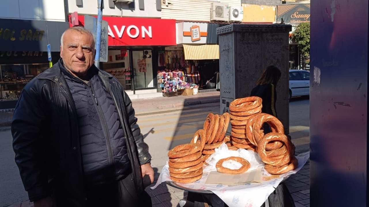 Osmaniye’nin Cüneyt Arkını 25 Yıldır Aynı Köşede Simit Satıyor (3)