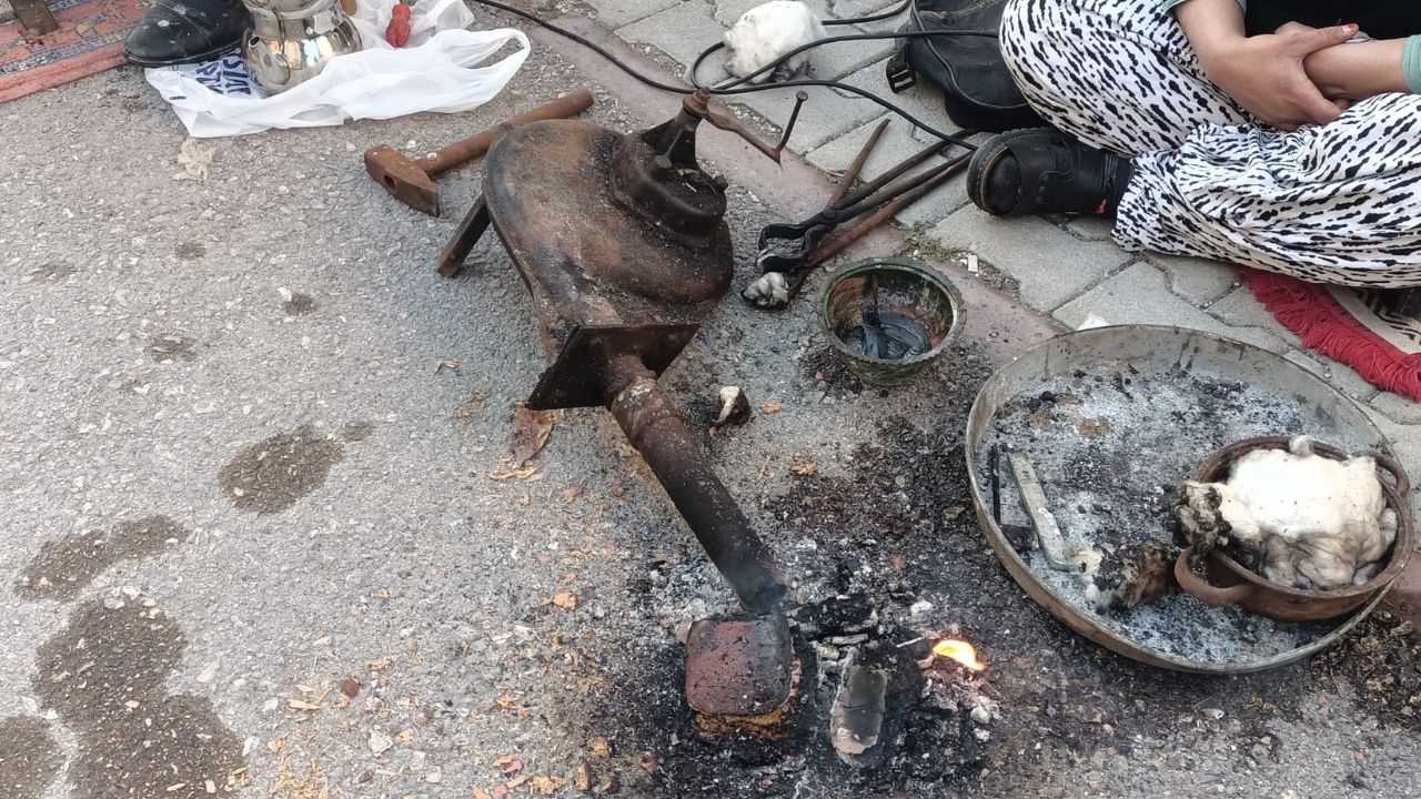 Osmaniye’nin Son Sokak Kalaycılarından Yerde Oturup Mesleğini Yaşatıyor (1)