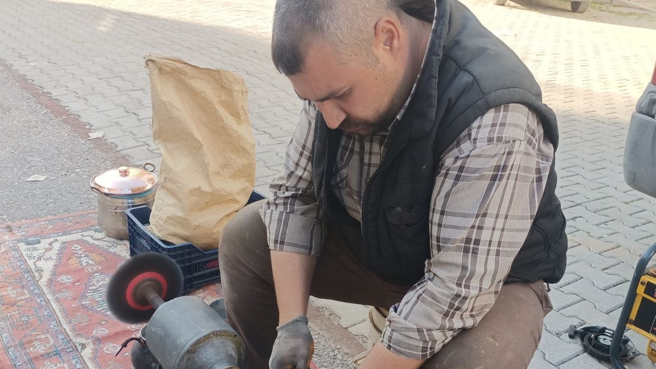 Osmaniye’nin Son Sokak Kalaycılarından Yerde Oturup Mesleğini Yaşatıyor (2)